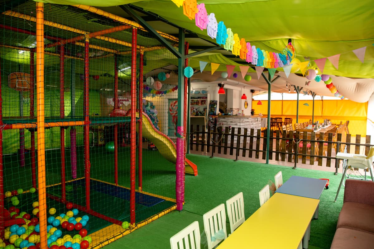 Детски Парти Клуб "Бонбонената Къща" - 1