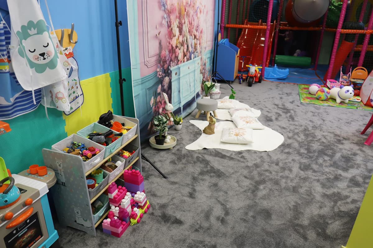 Детски парти клуб "Шарен свят"